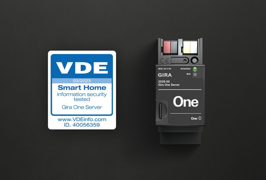 Gira One server op DIN-rail naast het VDE-certificaat voor geteste informatieveiligheid