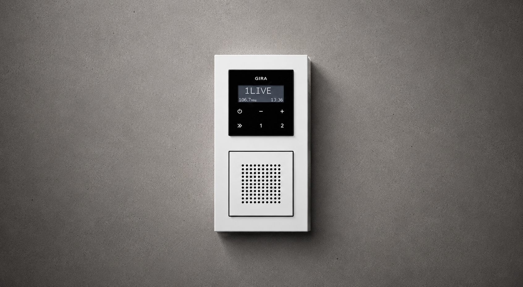 Gira inbouwradio in de wand met luidspreker in System 55-design