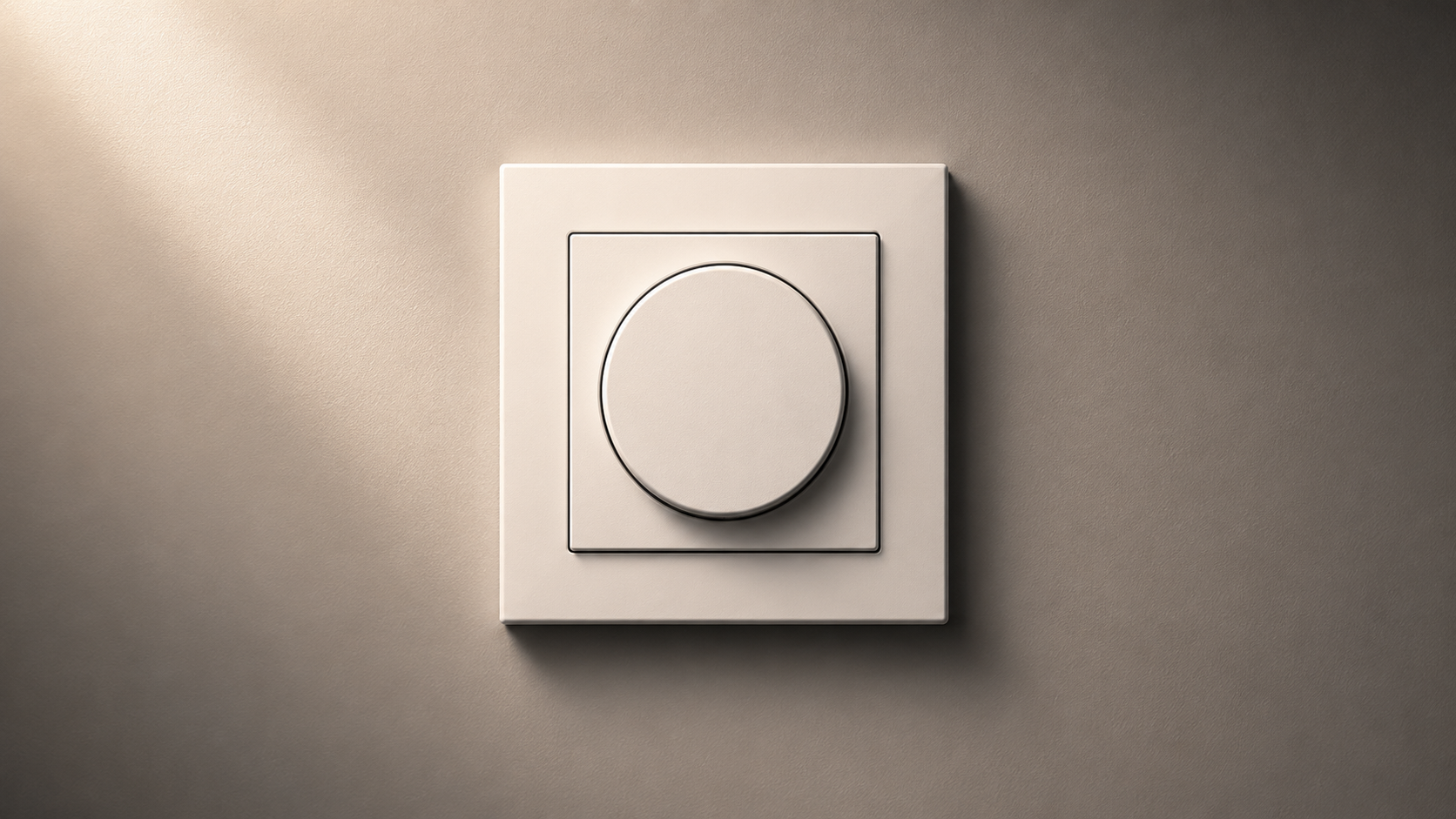 Gira universele dimmer met draaiknop in zuiver wit, gemonteerd op een wand