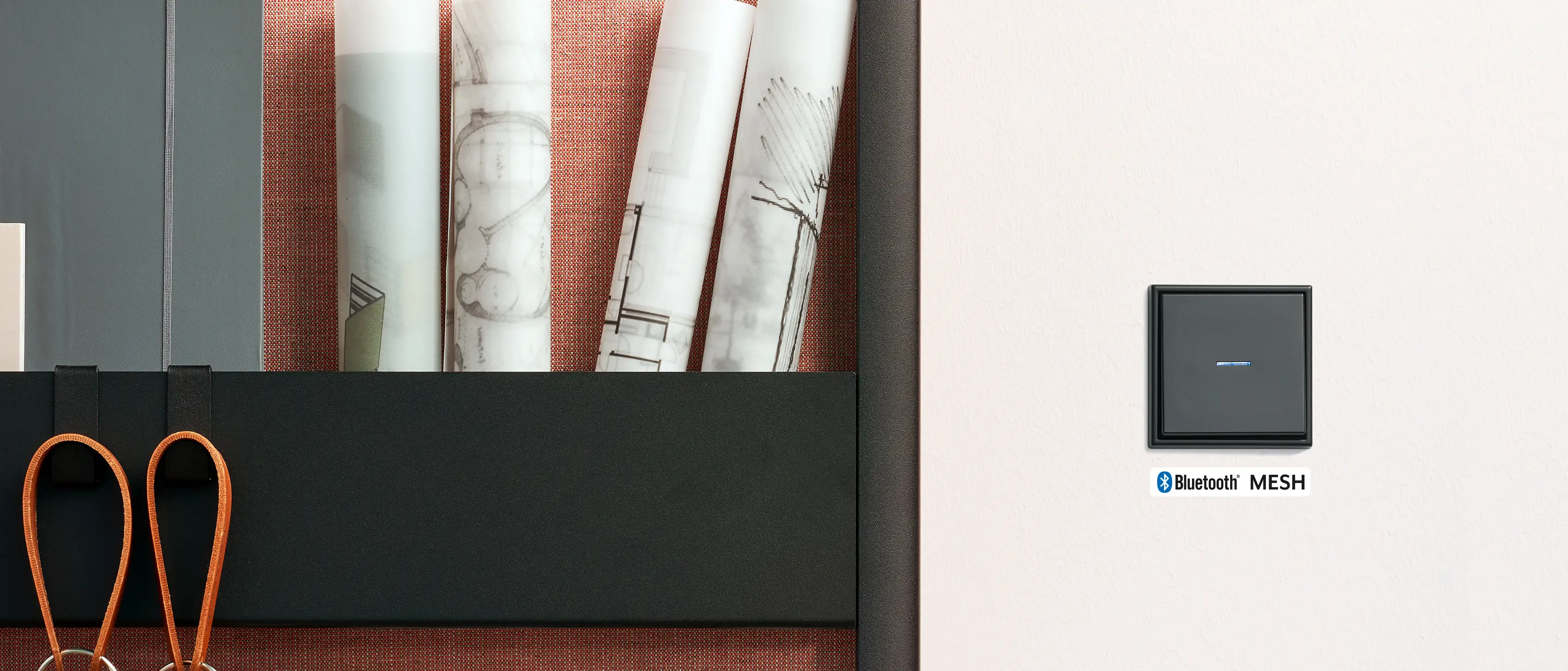 Jung HOME schakelaar: taster op een basiselement voor slim schakelen via app en wand