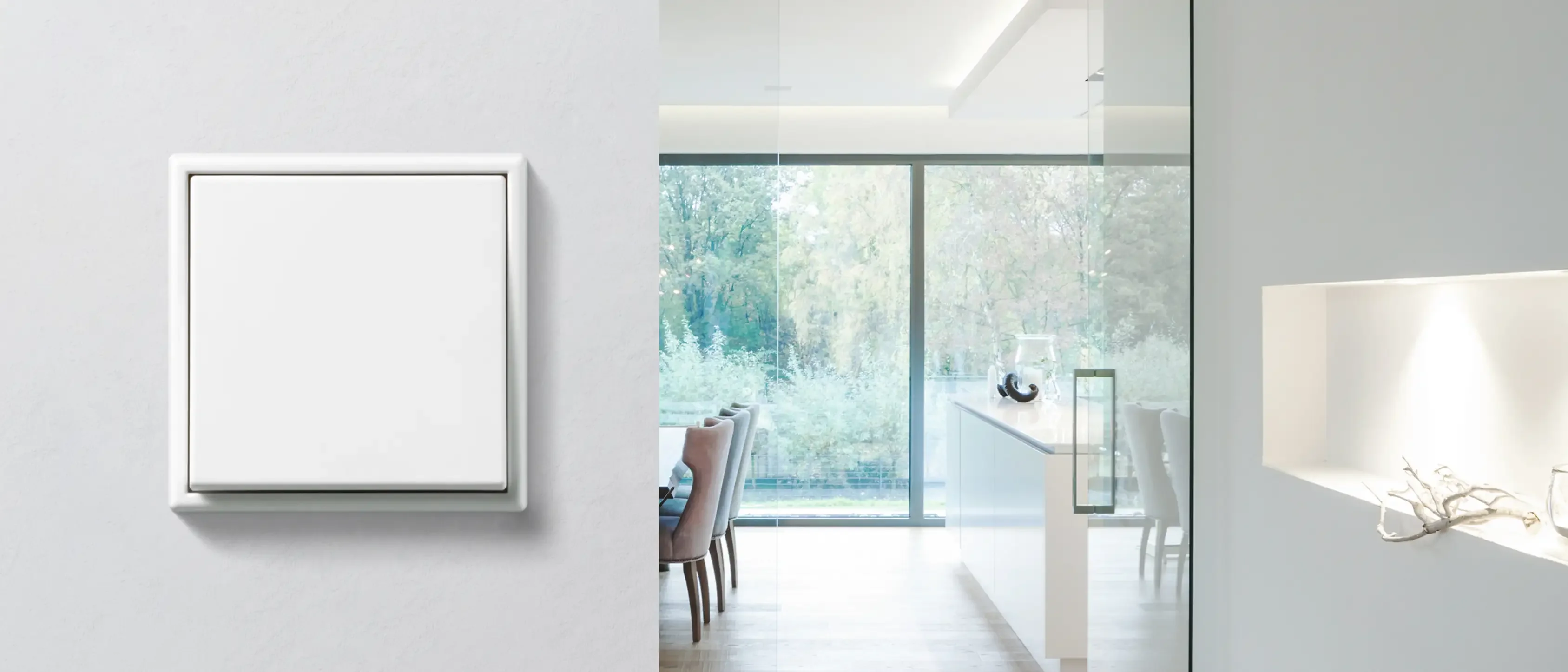 Jung LS 990 schakelaars in kunststof en metaal in een modern interieur
