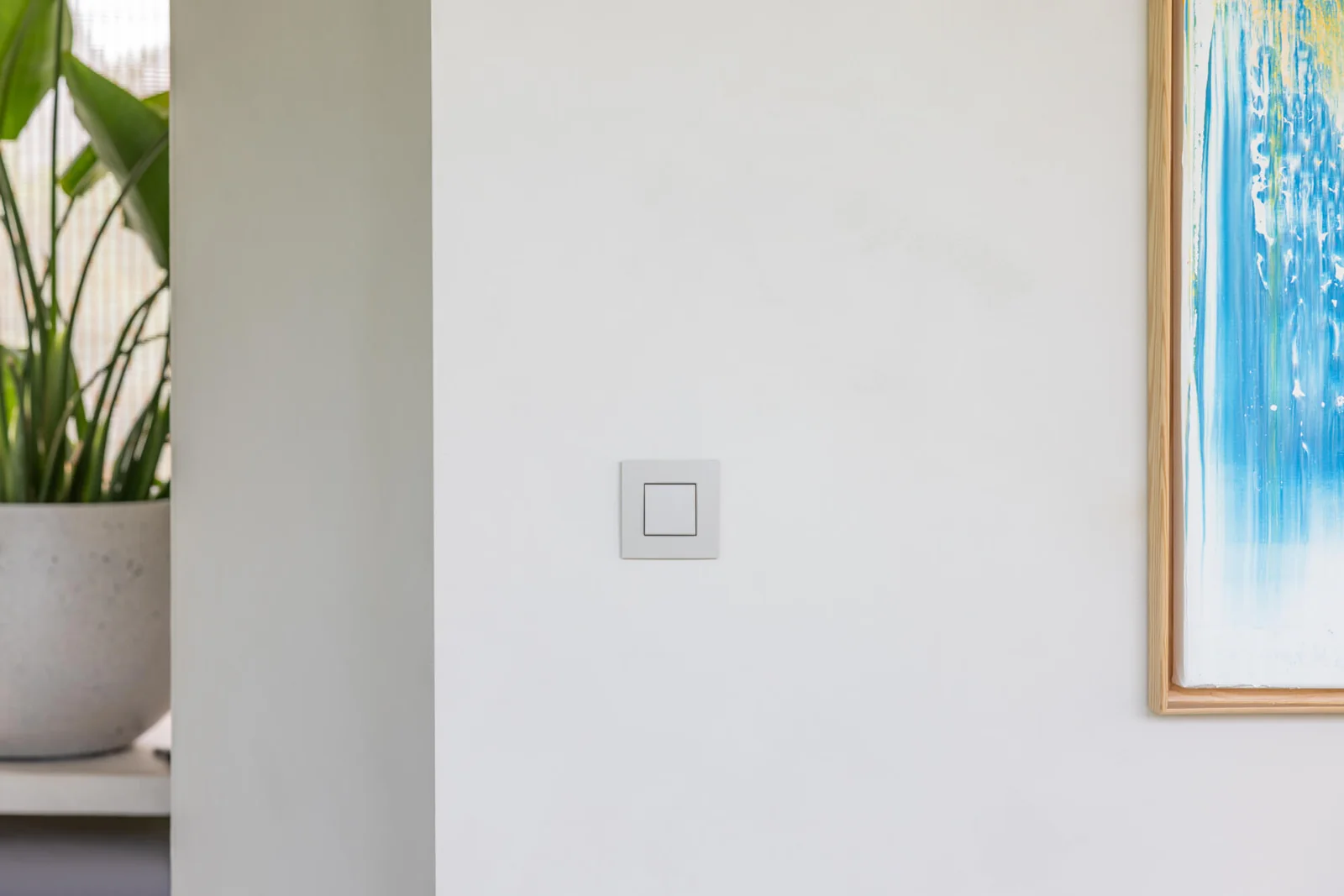 Niko Intense naturals op een lichte muur naast een schilderij