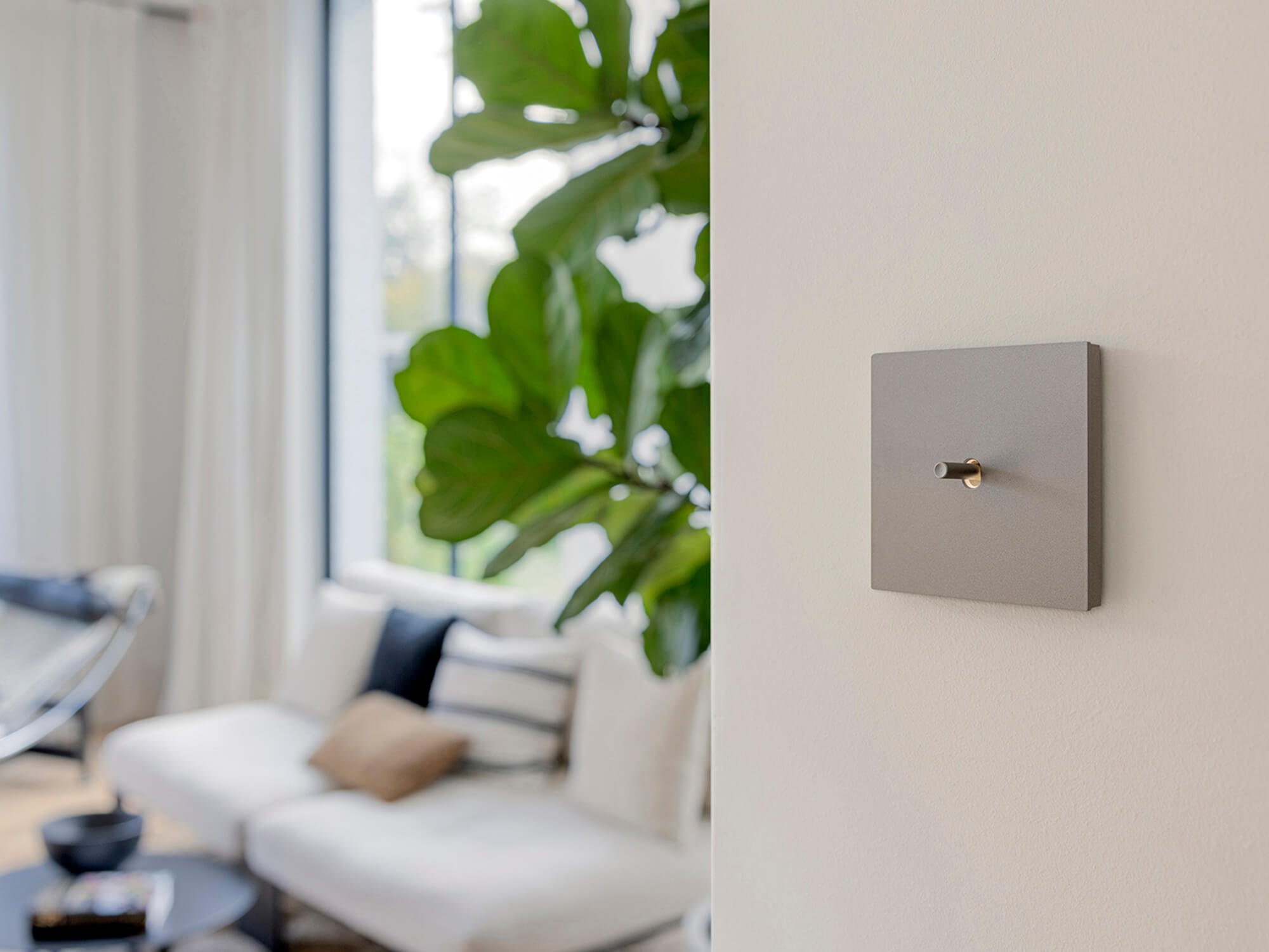 Niko Toggle hendelschakelaar in geborsteld aluminium en gecoat staal