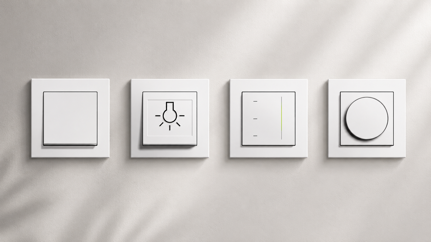 Vier Gira bedieningselementen in wit naast elkaar: schakelaar, drukvlakschakelaar met lichtsymbool, tastsensor en draaidimmer